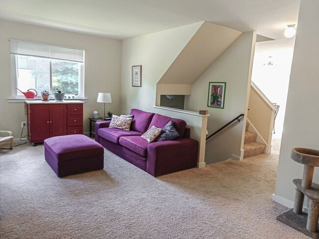 Foto del edificio - Spacious 4 Bedroom 3.5 Bathroom End Unit T...