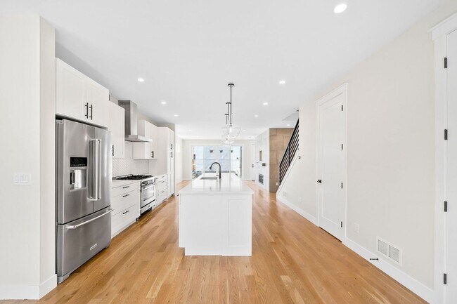 Building Photo - LUX 3BD, 2.5BA Half-Duplex Near Berkeley Lake