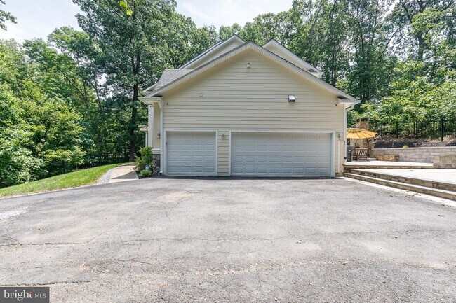 Building Photo - 7140 Barry Rd