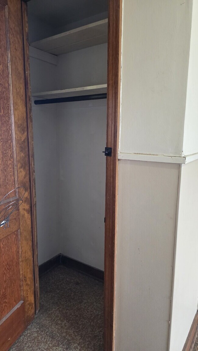 Foto del edificio - Large 2 Bedroom Upper Apartment in Menasha WI