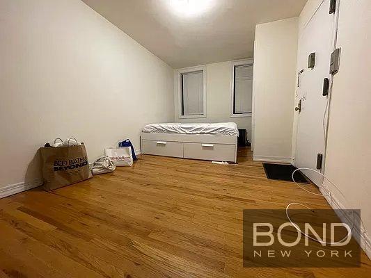 Foto del edificio - 213.5 W 16th St