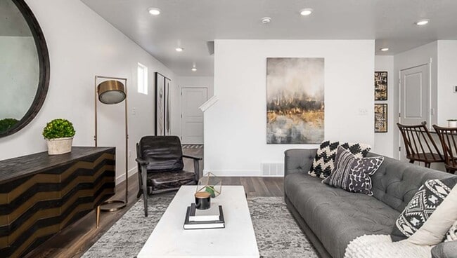 Foto del edificio - Newer Somersett Court Townhome!!