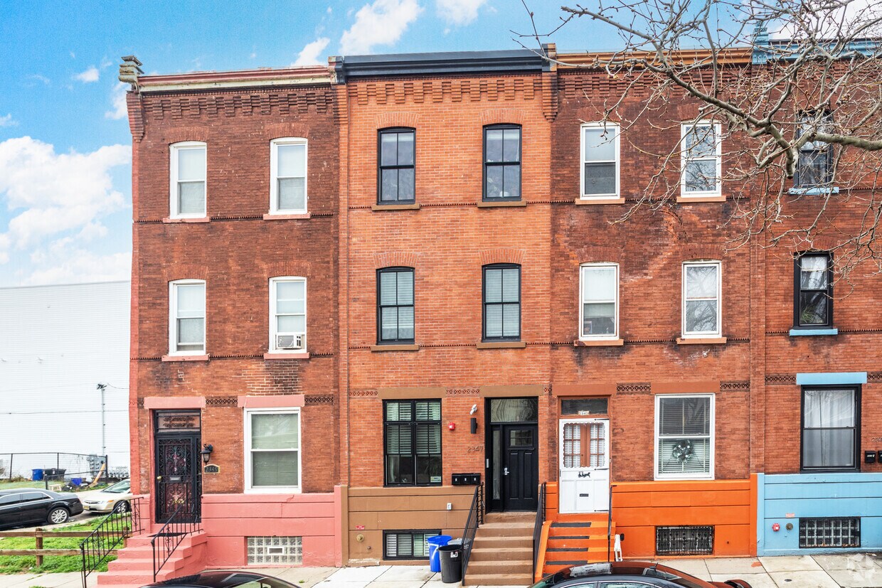 Primary Photo - 2347 N College Ave