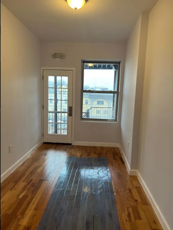 Foto principal - 587 Central Ave