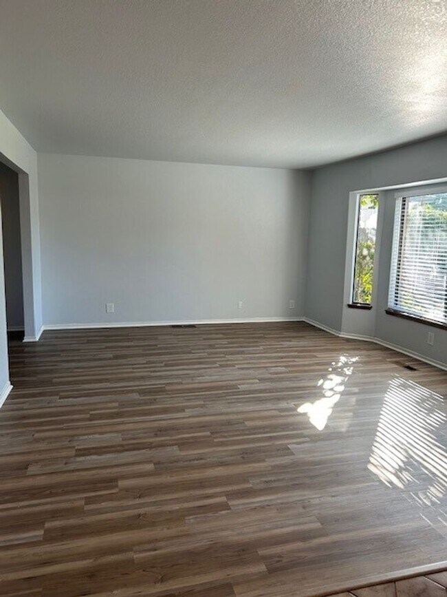 Foto del edificio - Beautiful 4 Bedrooms, 3 Full Bathrooms- Fa...