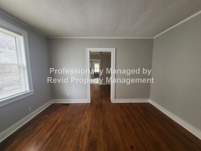 Building Photo - Large upstairs apartment in Midtown!