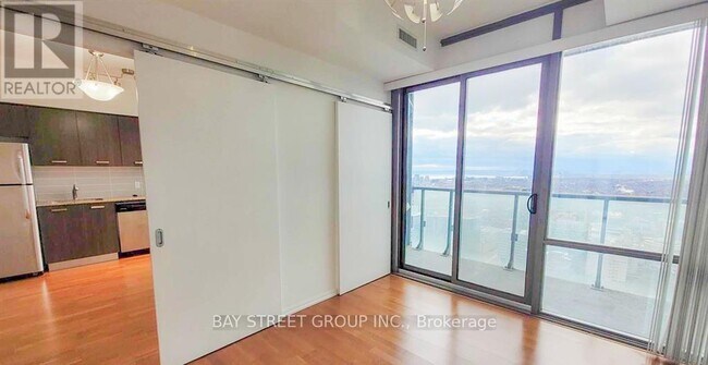 Photo du bâtiment - 832 Bay St.