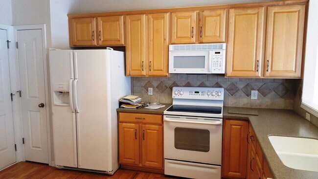 Foto del edificio - Beautiful Townhome located in the Blakeney...
