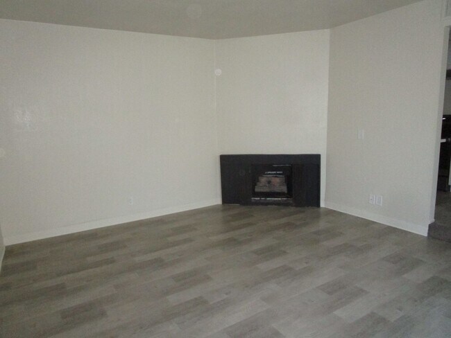 Foto del edificio - 184 Woodbury Cir