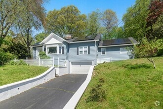 Building Photo - 564 Fairfield Woods Rd