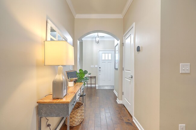 Building Photo - Spacious and updated home in Bluffs at Ash...