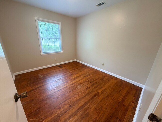 Building Photo - 817 Woodlawn Dr