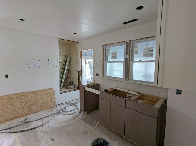 Building Photo - 105 Shore Dr