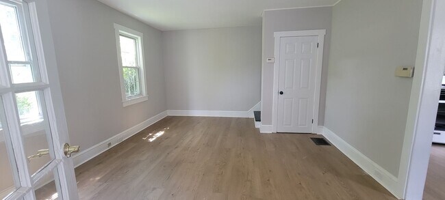 Building Photo - Spacious 3 Bedroom TownHouse!