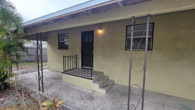 Foto del edificio - Cute 1 bed/ 1 bath Duplex Available now in...