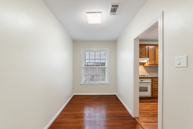 Foto del edificio - 5710 Greenbriar Dr