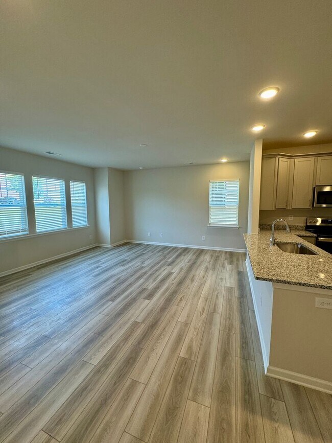 Building Photo - Beautiful, Brand New, 3BR/2.5BA Townhouse ...