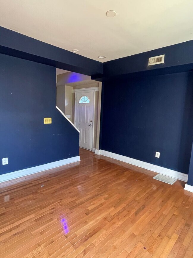 Building Photo - Lovely & Updated Oakenshawe 2bd/1.5ba home...