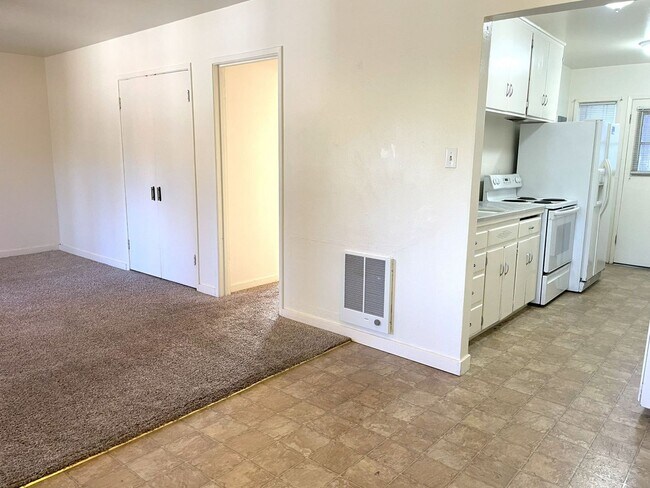 Foto del edificio - Tri-Plex, 1 bedroom, 1 bath plus a large o...