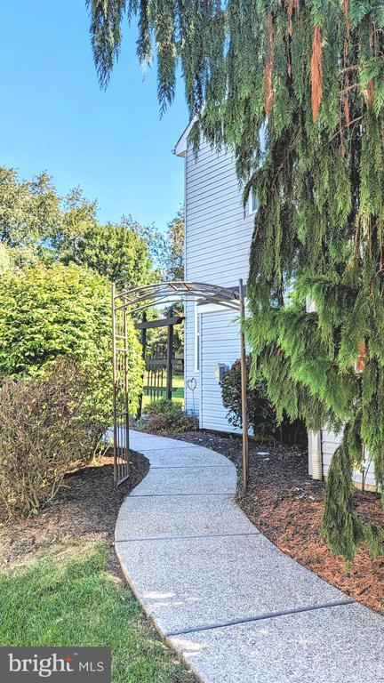 Building Photo - 148 Lakeside Dr