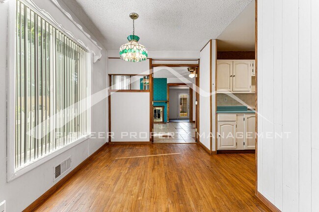 Foto del edificio - Single Family Home with 1 Car Garage and C...