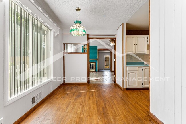 Building Photo - Single Family Home with 1 Car Garage and Central Air!