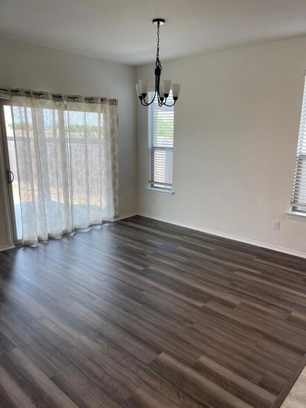Foto del edificio - 717 Bailey Park Dr