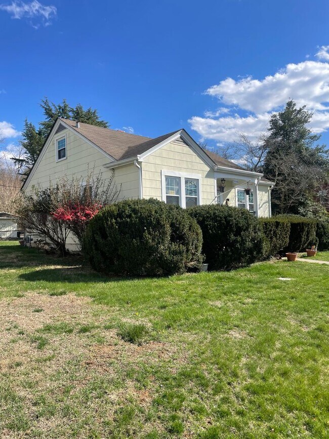 Building Photo - 4 BR 1 BATH home