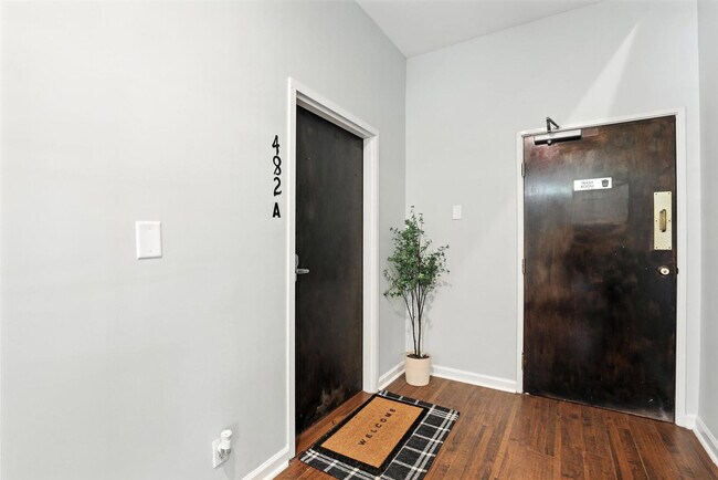 Foto del edificio - 480 N Thomas St