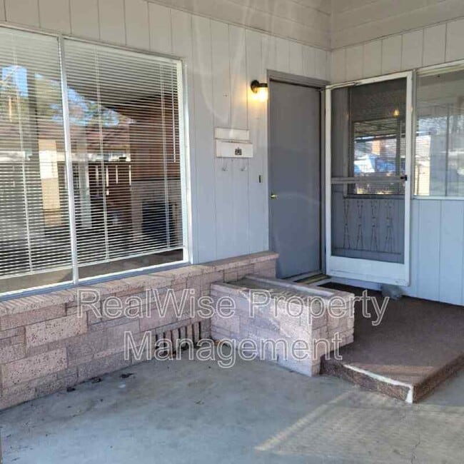 Building Photo - 512 NE Dean Dr