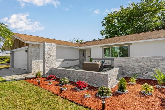 Building Photo - 646 Pompano Dr