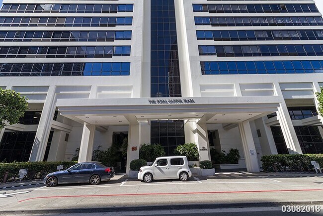 Foto del edificio - 1BR/1BA/1 parking in Royal Capitol Plaza.