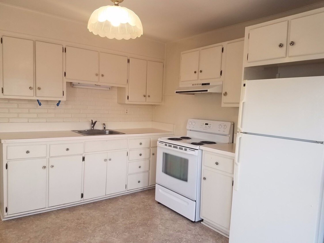 Primary Photo - 2 br, 1 bath Apartment - 409 Main St.