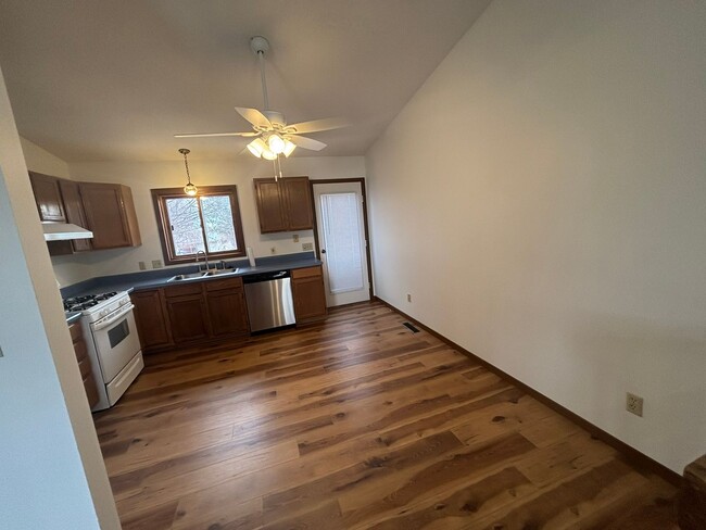 Foto del edificio - 4 BED | 2 BATH | DOUBLE GARAGE | ROBBINSDALE