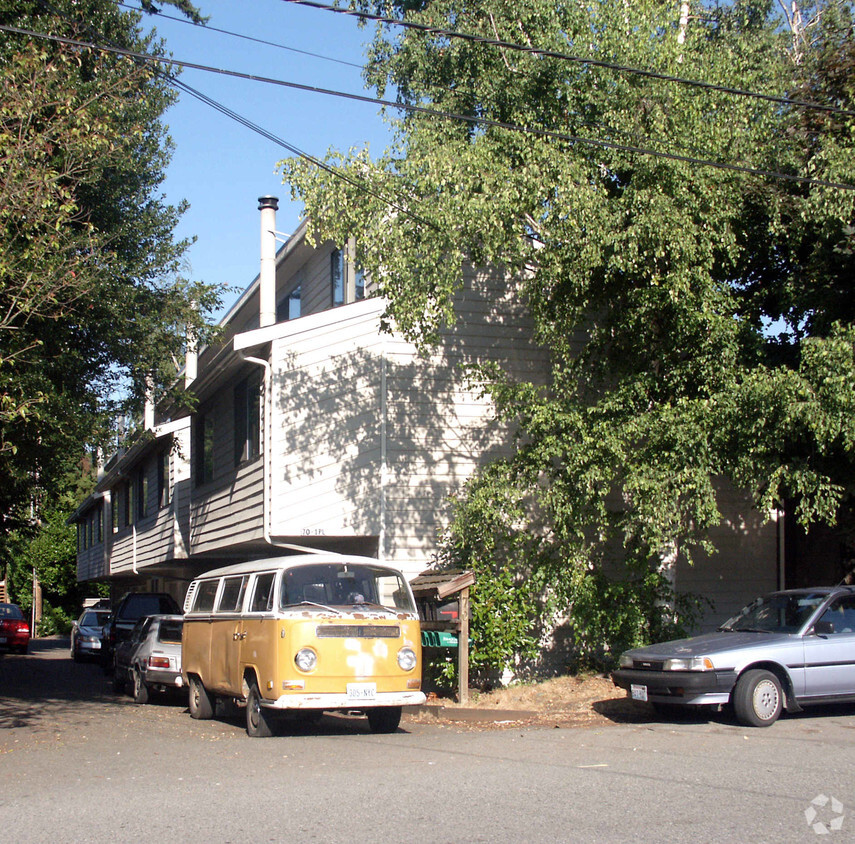 Primary Photo - Holly Tree Townhouse Apartments