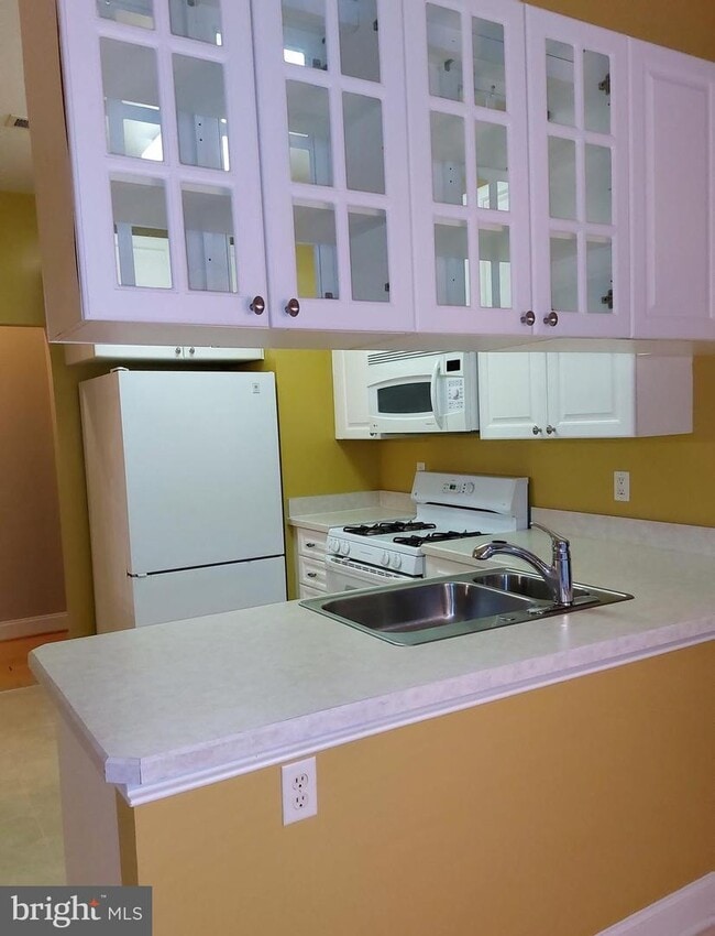 Building Photo - 2500 Waterside Dr