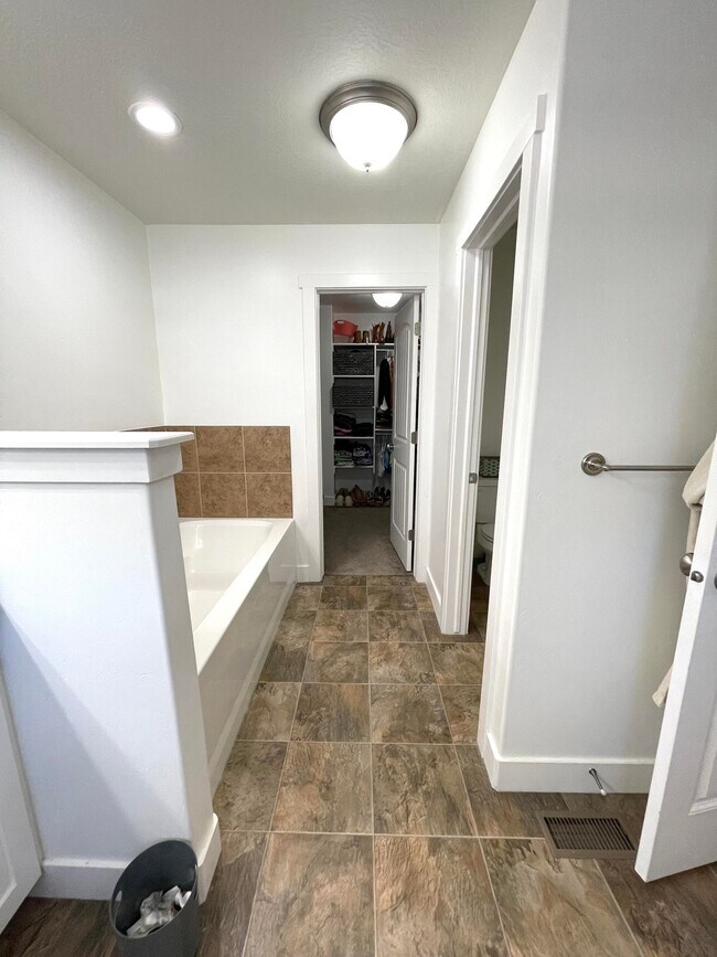 Foto del edificio - 1275 Willowbrook Ln