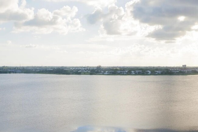 Foto del edificio - 300 S Australian Ave