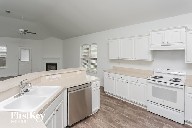 Building Photo - 1013 Swan Cir