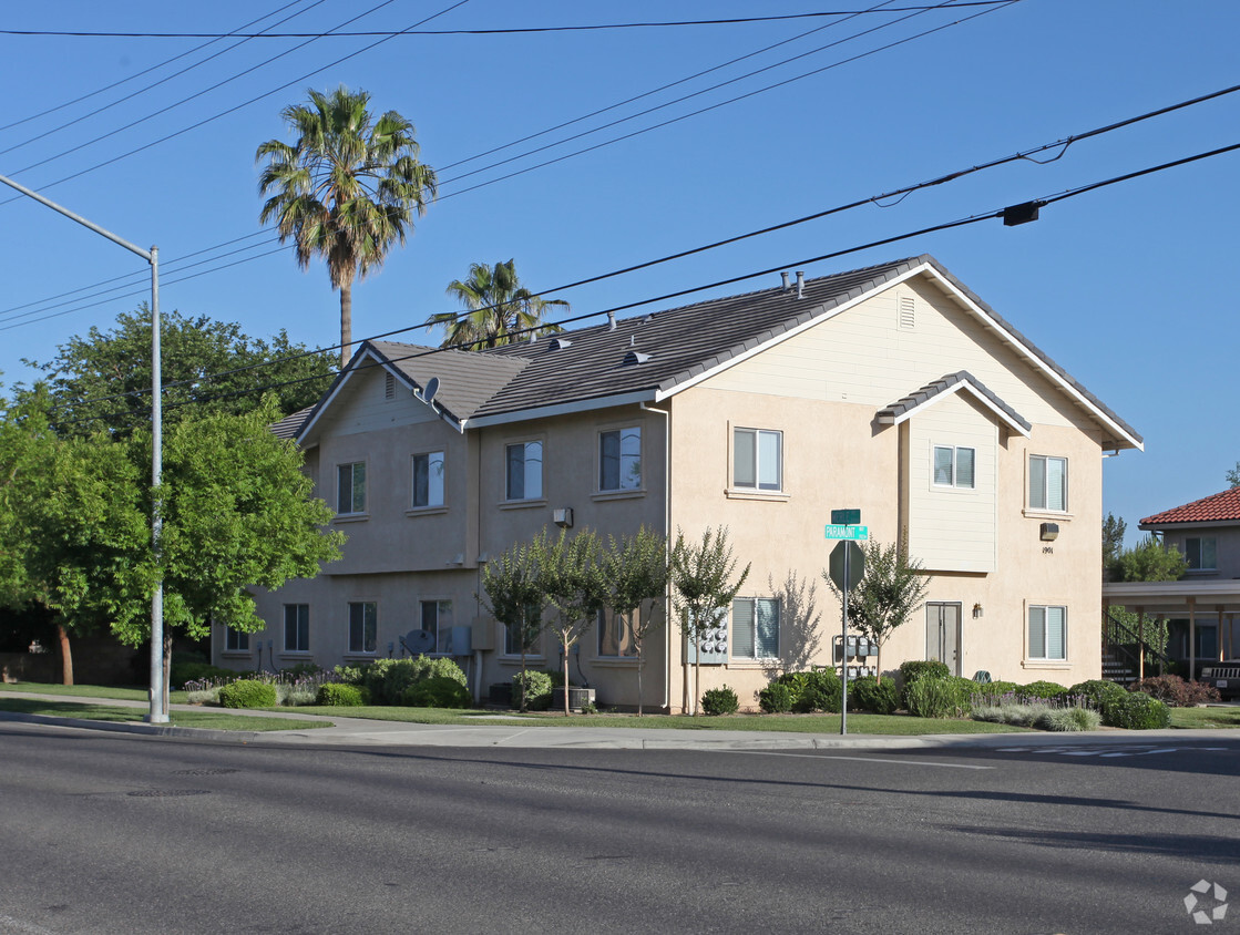 Building Photo - Paramount Apartments