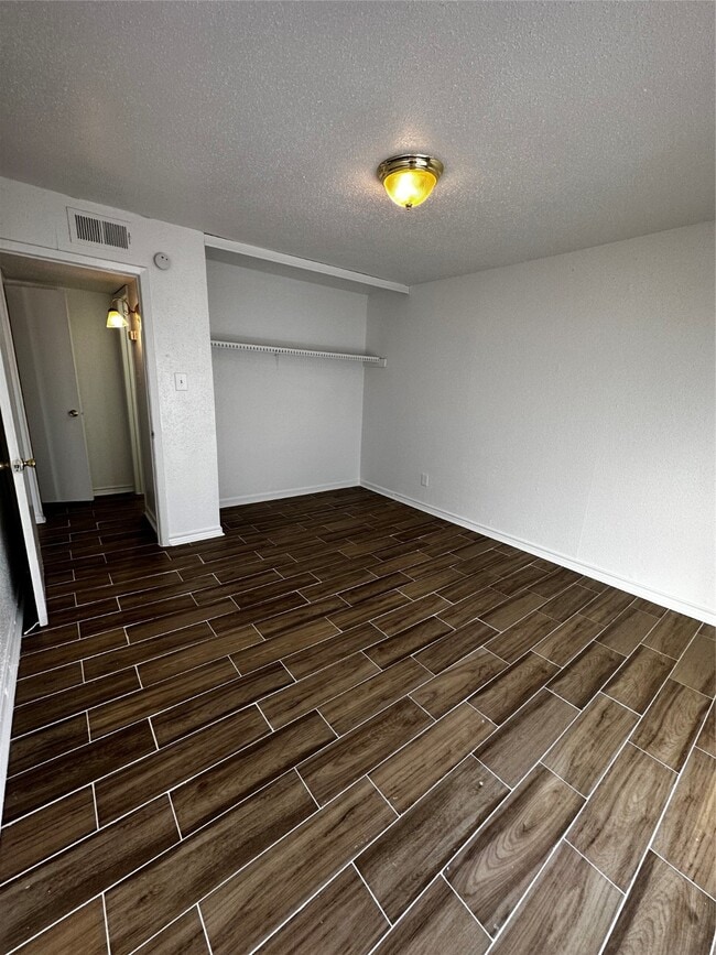 Foto del edificio - 5625 Antoine Dr