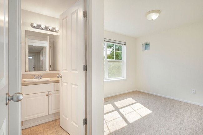 Building Photo - Bright and Spacious 3 bedroom townhouse in...