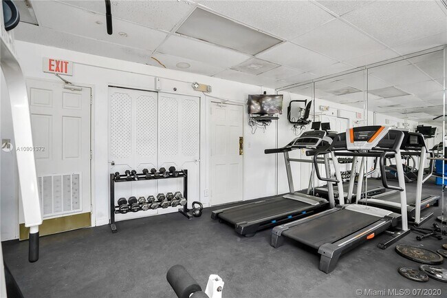 Building Photo - 20400 W Country Club Dr