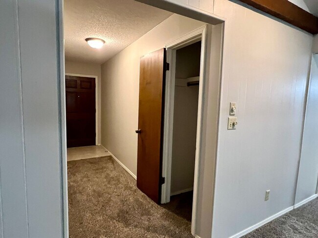 Foto del edificio - 3 Bed, 2 Bath in south central Springfield