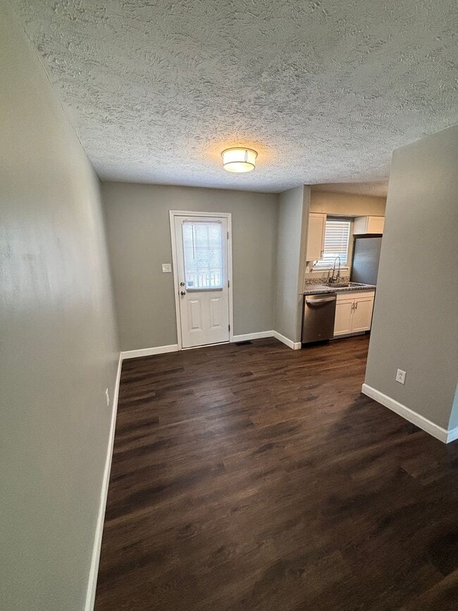 Foto del edificio - Spacious 3BR Rancher Near Washington Pike – Quiet Setting, Minutes to Downtown!