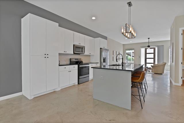 Building Photo - 4633 Calmont Ave