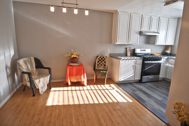 Building Photo - 614 Venice Way