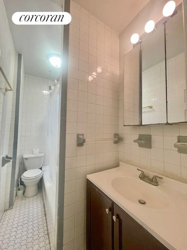 Building Photo - 200 W 109th St