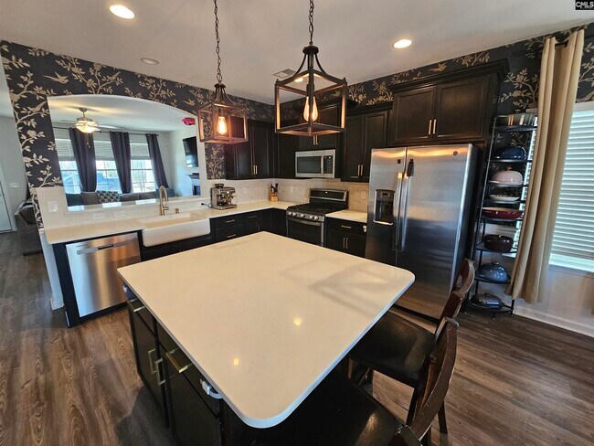 Foto del edificio - 819 Queenshire Ln