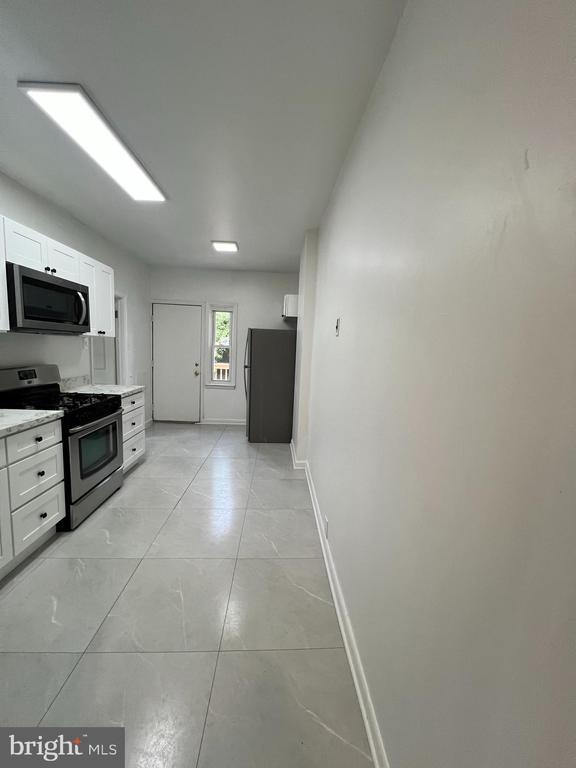 Building Photo - 323 Collins Ave